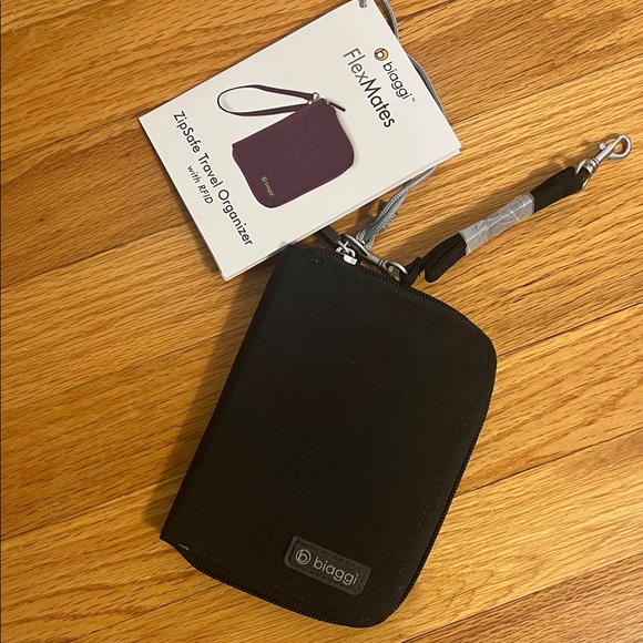 Biaggi On the Go Hobo and Zip Safe travel bag - Picture 11 of 11